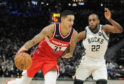 包含今晚体能课后，密尔沃基雄鹿复出首秀备战意大利杯，信心回归，资深球员宣示担当的词条