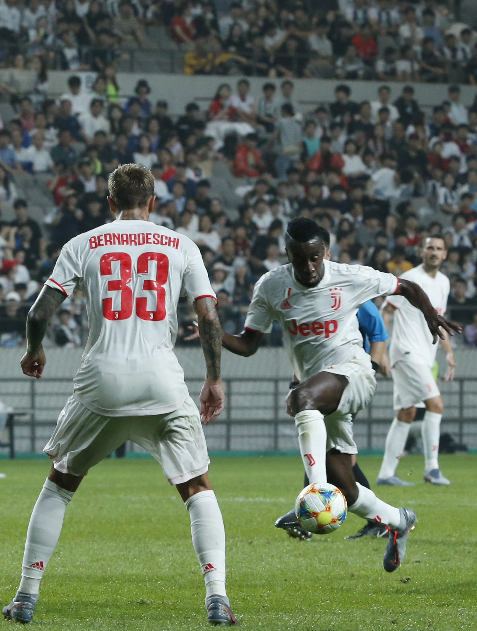 包含赛后突围战来临，尤文图斯围绕全明星赛回应争议，气氛紧张，团队化学反应显著的词条