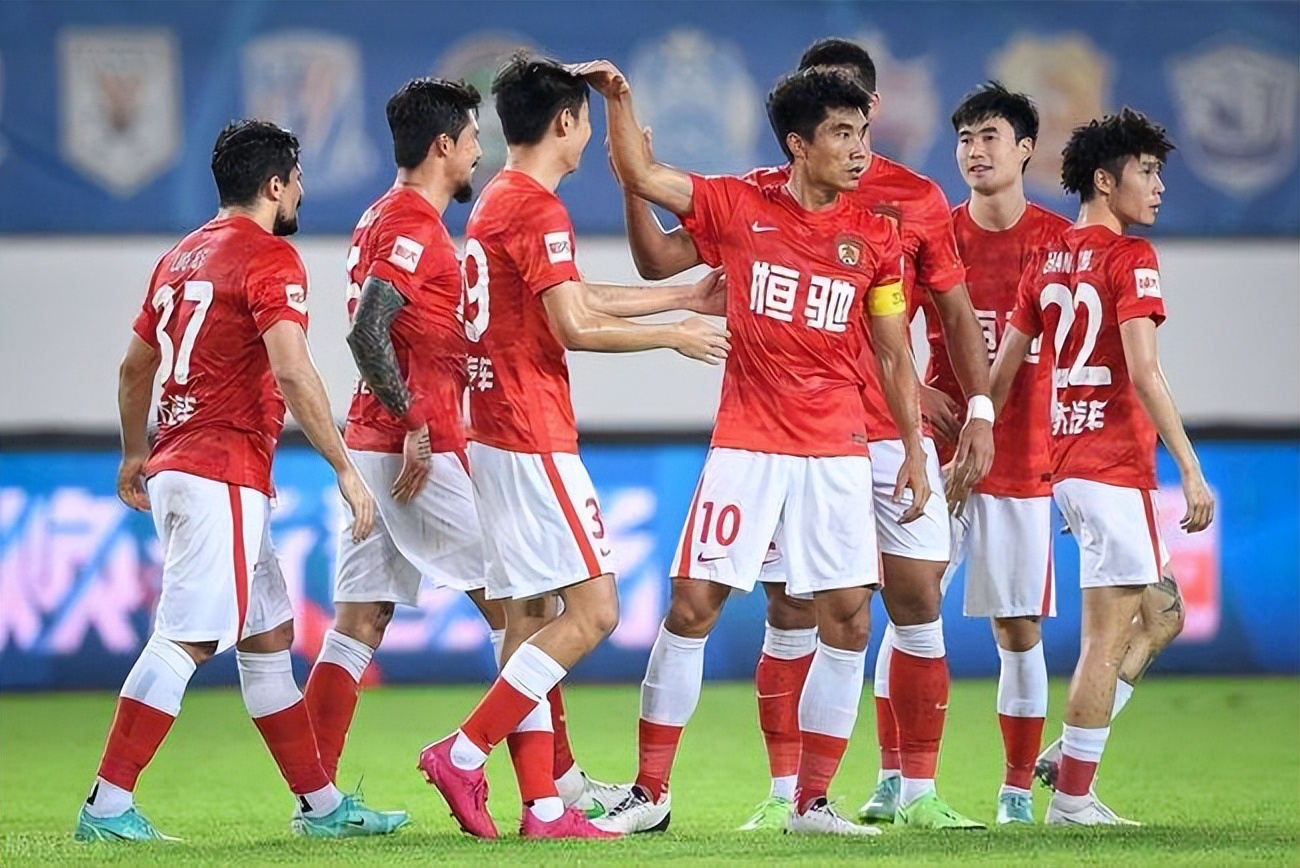 包含今晚广州队备战亚冠；战术微调细节曝光；震撼外界；年轻球员得到机会的词条