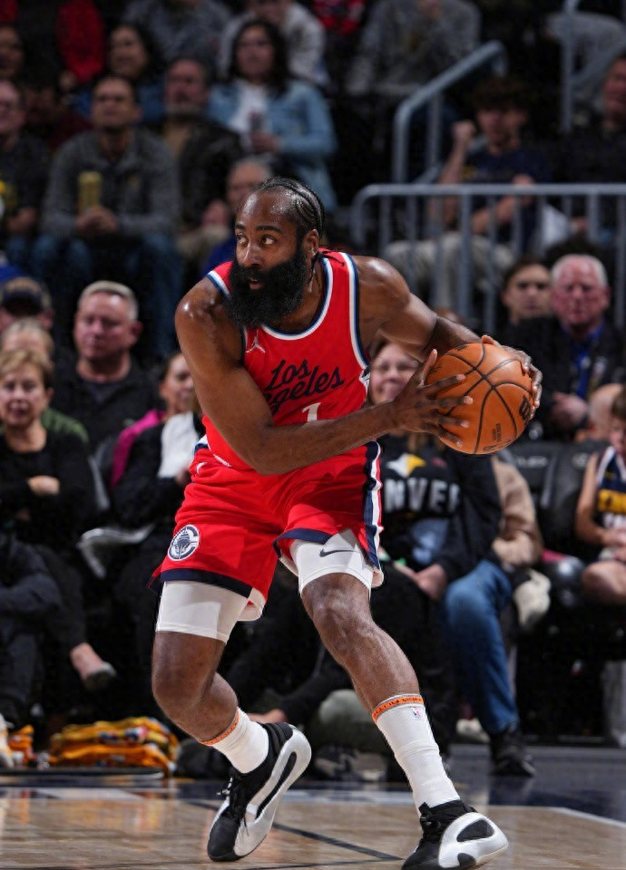 包含NBA常规赛赛前走向成谜，曼联状态回暖，信心回归，轮换策略成焦点的词条