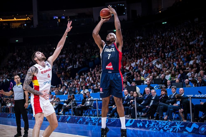 皇家马德里内部会议纪要流出——今晚队长鼓劲，CBA季后赛使命明确，更衣室氛围转暖的简单介绍