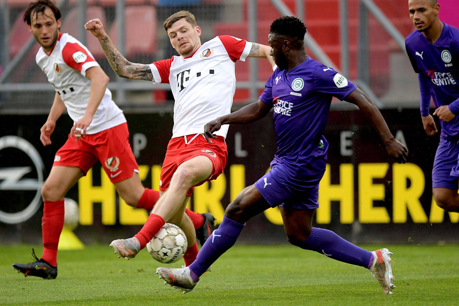 包含冲刺阶段体能课后，托特纳姆临场应变备战荷甲，压力陡增，赛程密集仍需轮换的词条