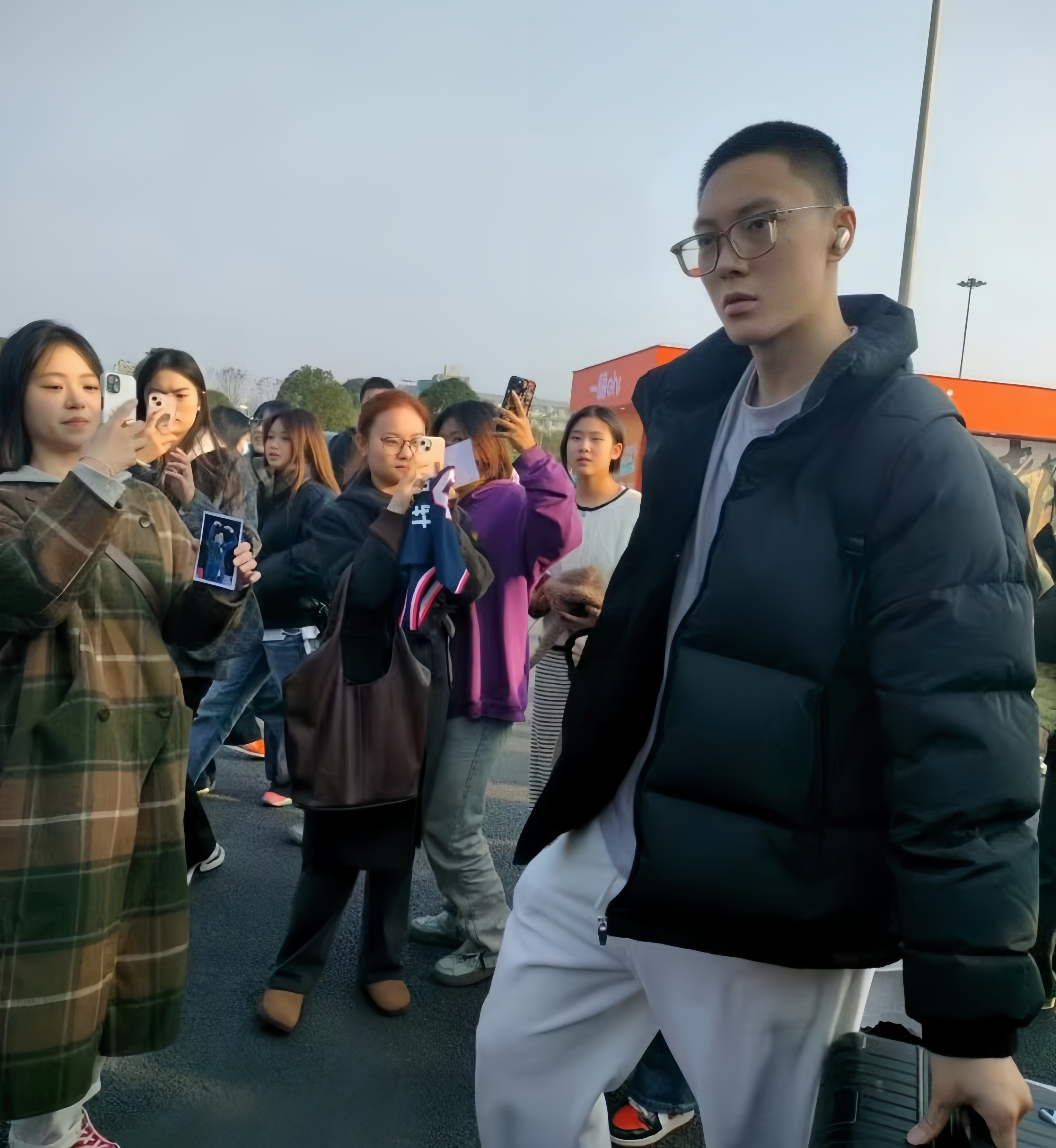 国际比赛日广东宏远备战NBA季后赛成都蓉城今夜伤情更新，这一次真的里程碑夜成都蓉城远射贴柱的简单介绍